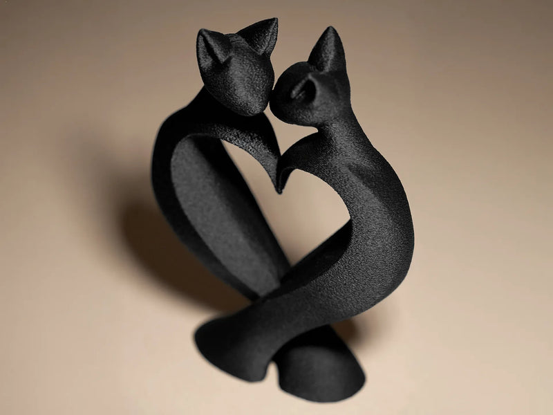 Liebende Katzen – Skulptur in Herzform