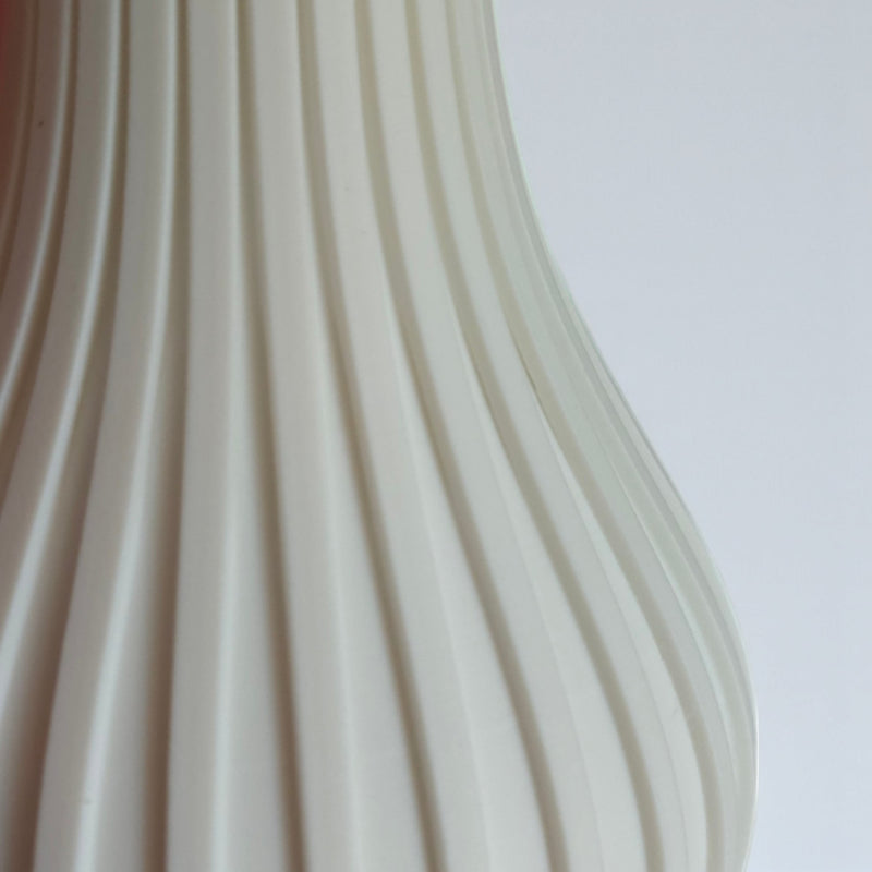 Minimalistische 3D-gedruckte Vase Amélie mit eleganter, geschwungener Form in matten finish