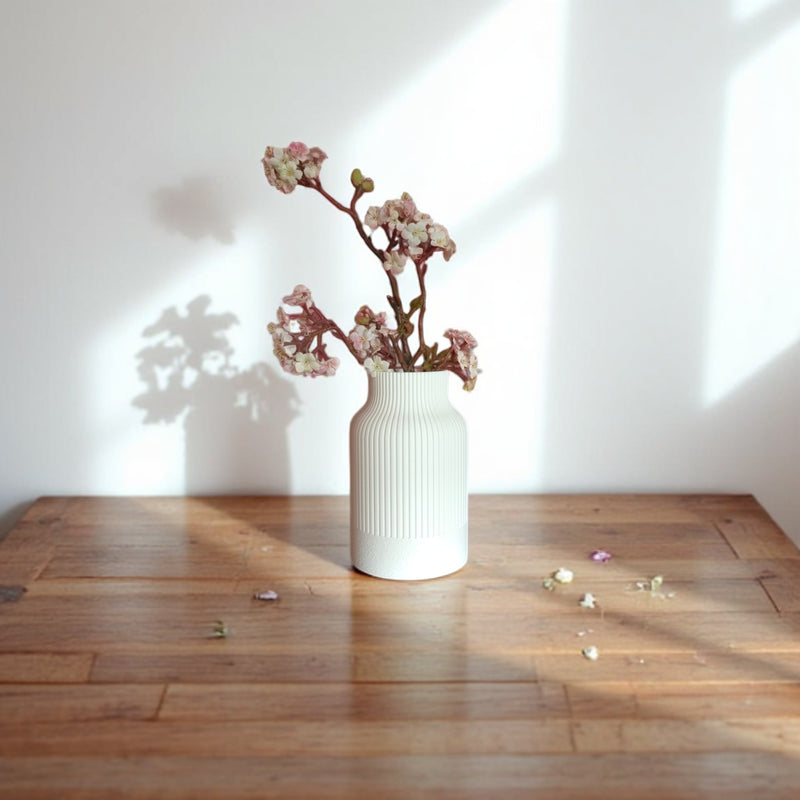 Moderne Vase Amirèl aus dem 3D-Drucker mit strukturierter Oberfläche, ideal für Trockenblumen