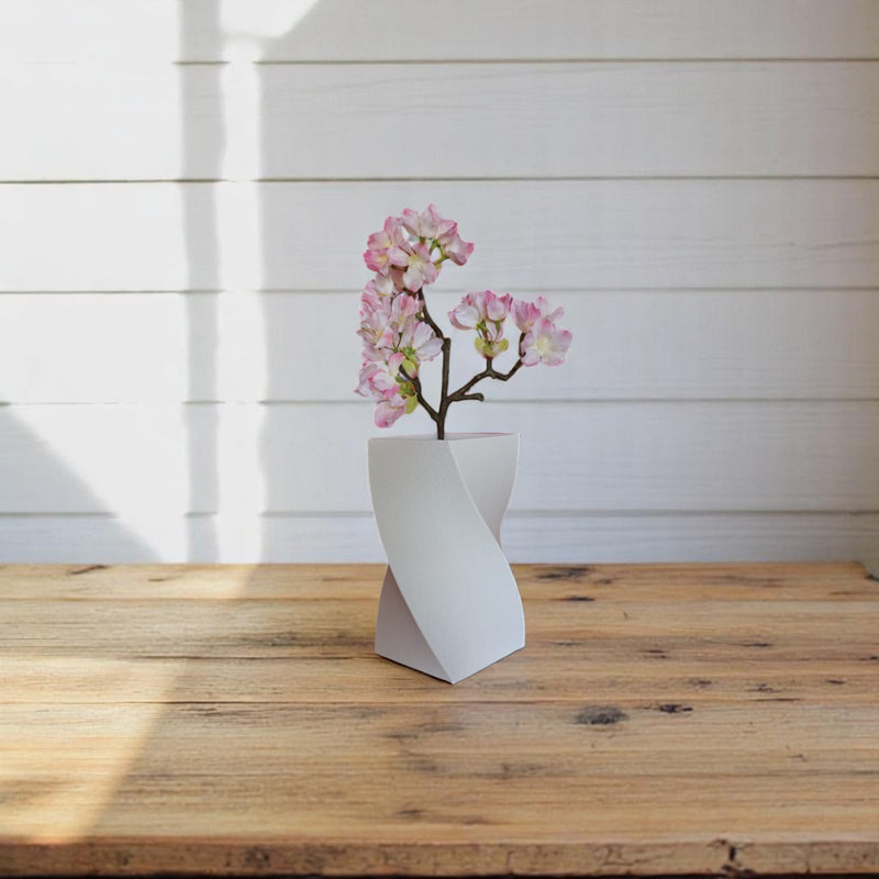 Schlanke, gedrehte Designvase Noéla mit feiner Textur, gefertigt im 3D-Druckverfahren