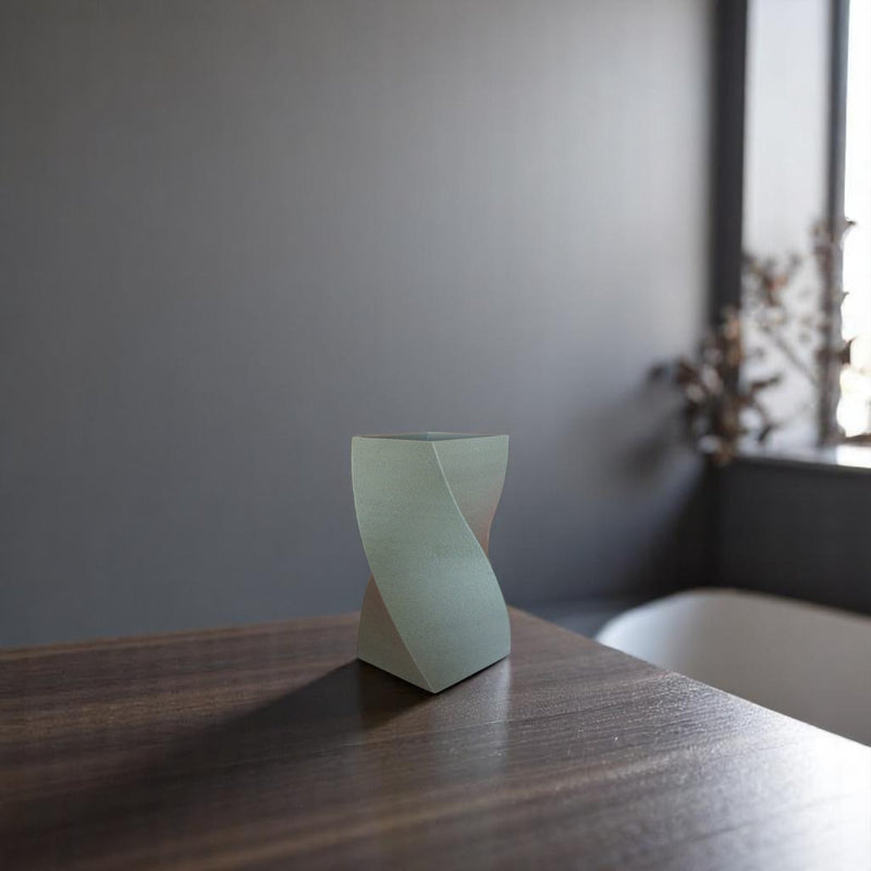 Schlanke, gedrehte Designvase Noéla mit feiner Textur, gefertigt im 3D-Druckverfahren