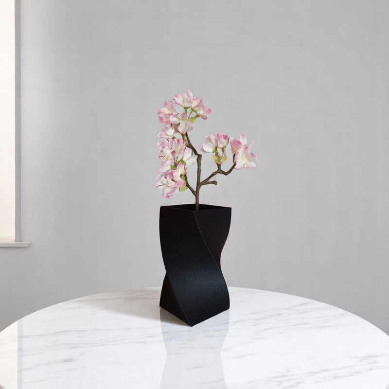 Schlanke, gedrehte Designvase Noéla mit feiner Textur, gefertigt im 3D-Druckverfahren