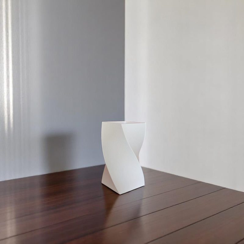 Schlanke, gedrehte Designvase Noéla mit feiner Textur, gefertigt im 3D-Druckverfahren