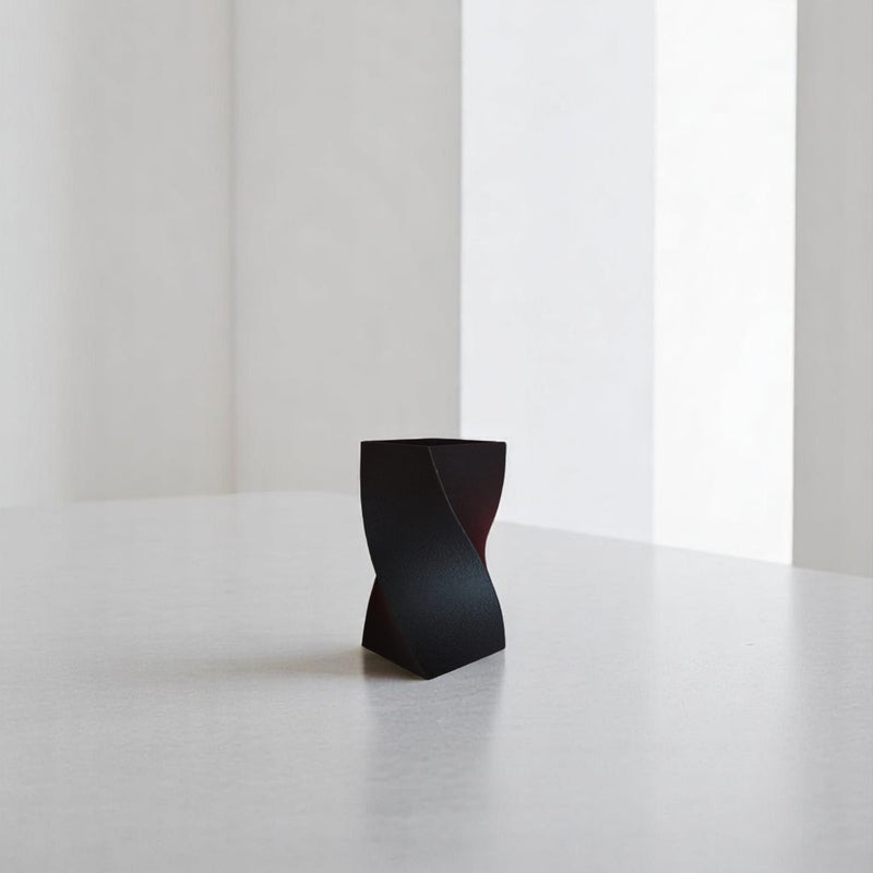 Schlanke, gedrehte Designvase Noéla mit feiner Textur, gefertigt im 3D-Druckverfahren