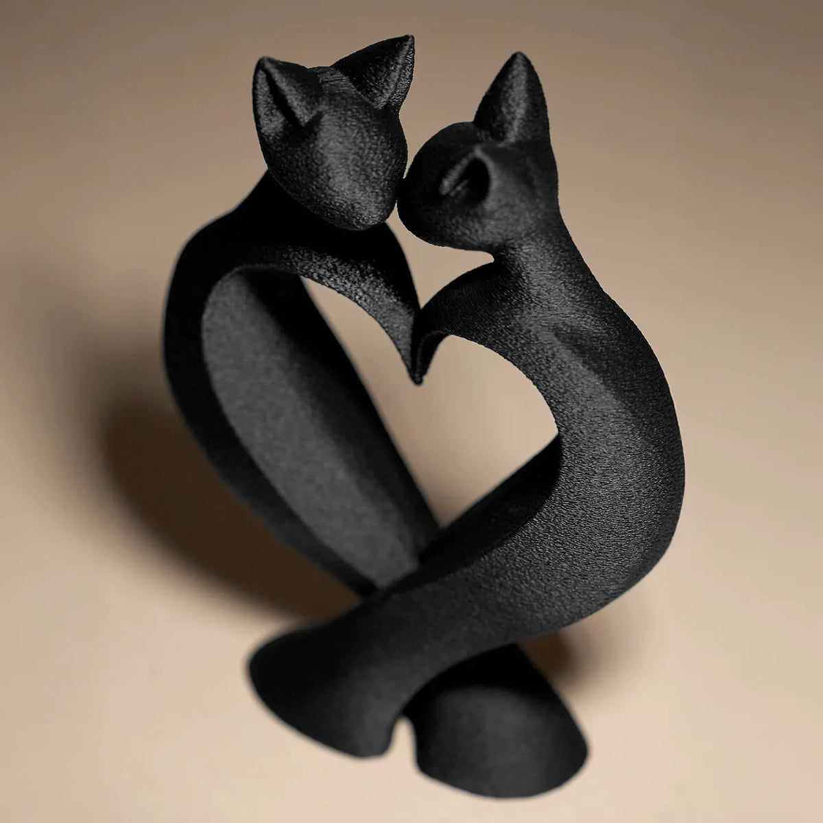 Liebende Katzen – Skulptur in Herzform