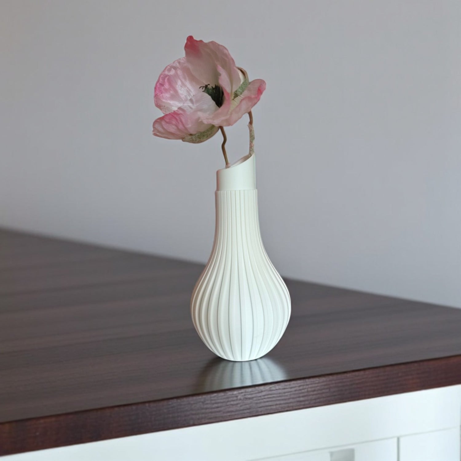Minimalistische 3D-gedruckte Vase Amélie mit eleganter, geschwungener Form in matten finish