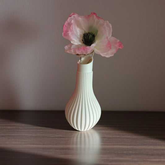 Minimalistische 3D-gedruckte Vase Amélie mit eleganter, geschwungener Form in matten finish