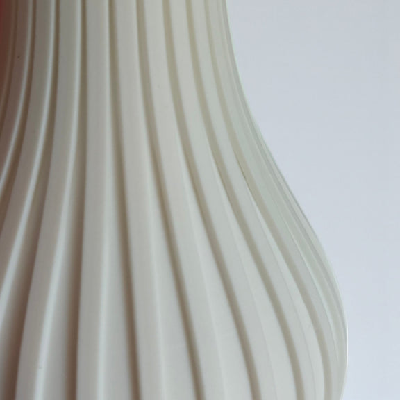 Minimalistische 3D-gedruckte Vase Amélie mit eleganter, geschwungener Form in matten finish