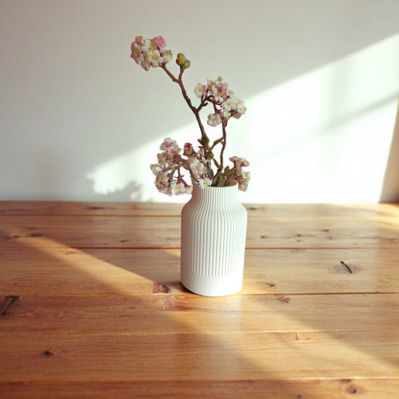 Moderne Vase Amirèl aus dem 3D-Drucker mit strukturierter Oberfläche, ideal für Trockenblumen