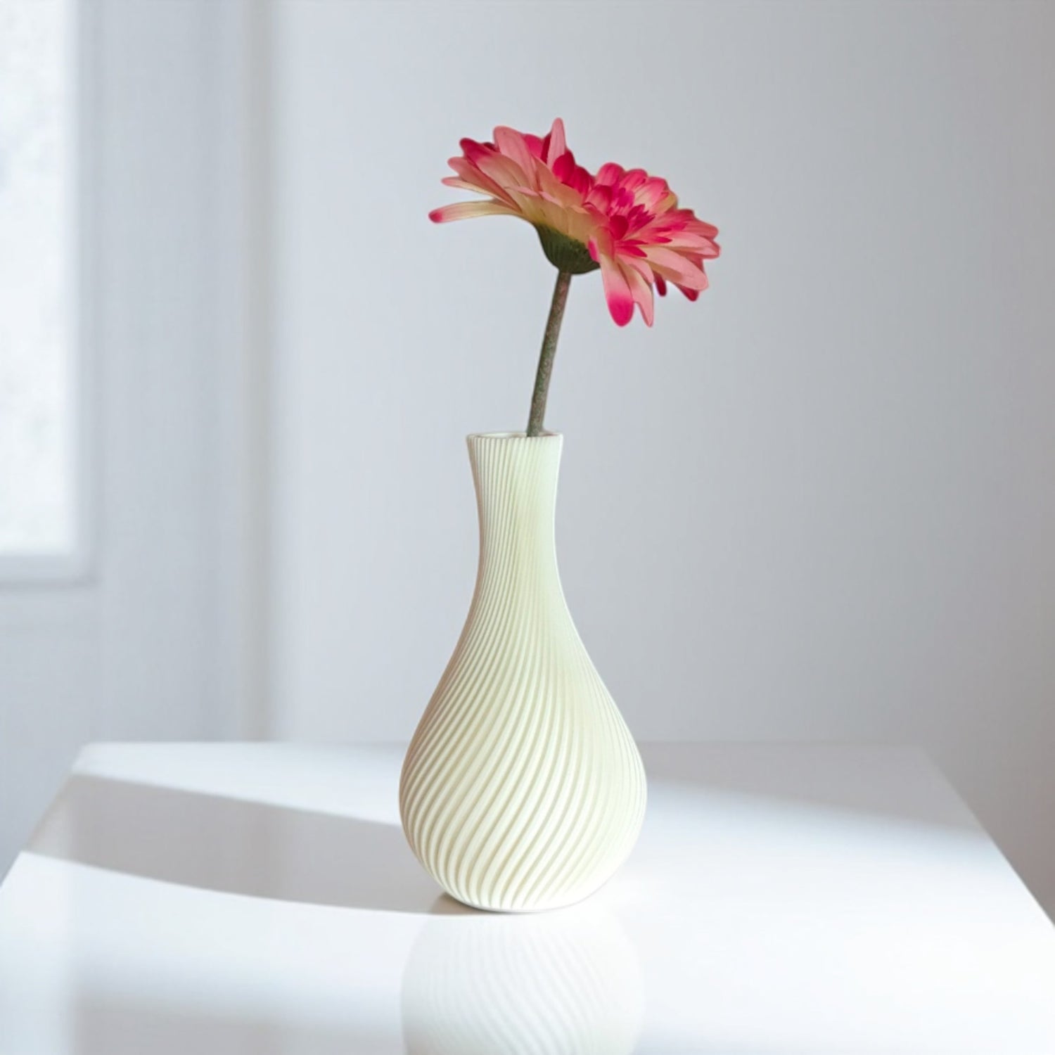 Vase Mireya im skulpturalen Design, 3D-gedruckt in natürlichem Farbton