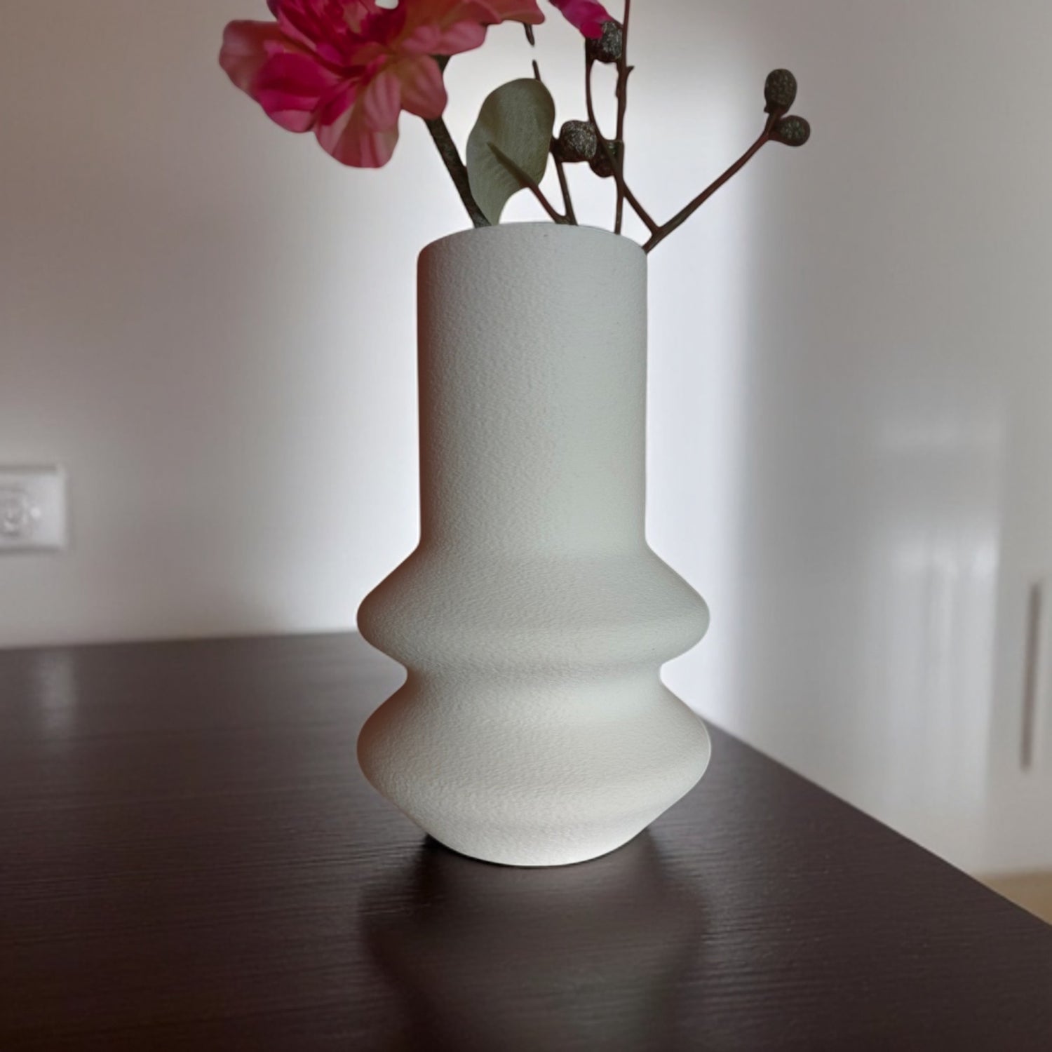 Vase Séraya mit wellenartiger Struktur, 3D-gedruckt für moderne Wohnakzente