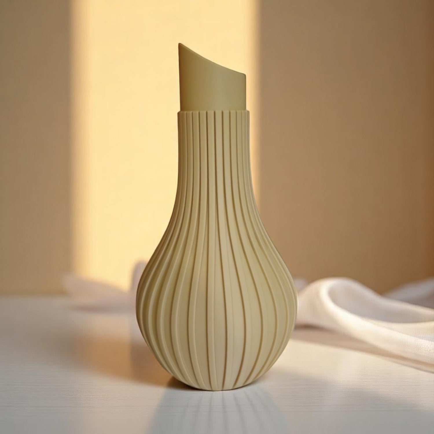 Minimalistische 3D-gedruckte Vase Amélie mit eleganter, geschwungener Form in matten finish