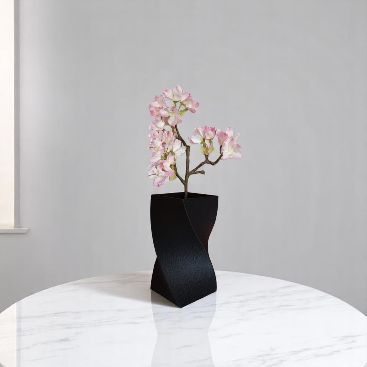 Schlanke, gedrehte Designvase Noéla mit feiner Textur, gefertigt im 3D-Druckverfahren