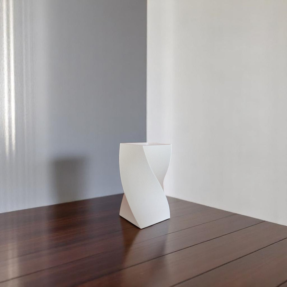 Schlanke, gedrehte Designvase Noéla mit feiner Textur, gefertigt im 3D-Druckverfahren